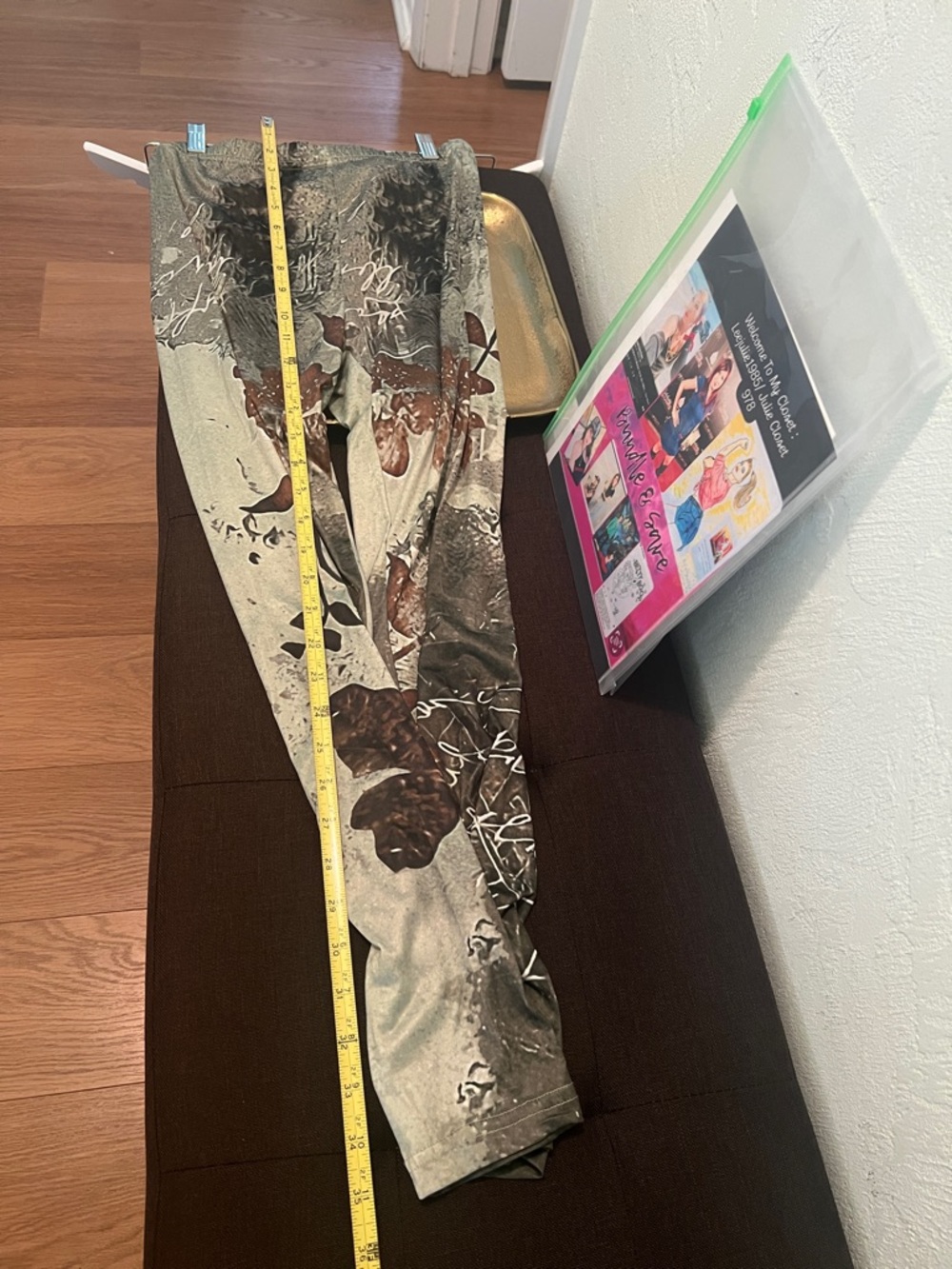 #1826**Floral Graphic Leggings in Olive Green and Brown - Picture 4 of 9